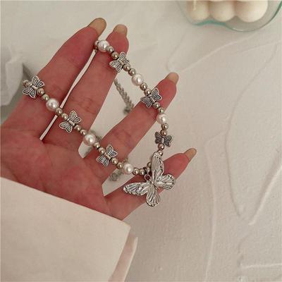 Collier de perles avec pendentif papillon tendance européen et américain - Chaîne courte mignonne, rétro et simple pour femme