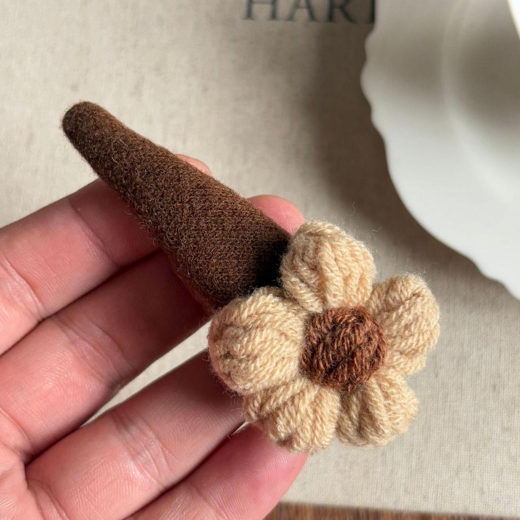 Autumn/Winter Forest-Style Knitted Flower Hair Clip for Bangs