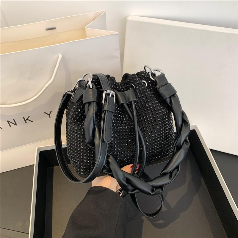 Trendig hinkväska med nitdesign för kvinnor Ny PU-läder dragsko dam axelväska dam vardaglig handväska