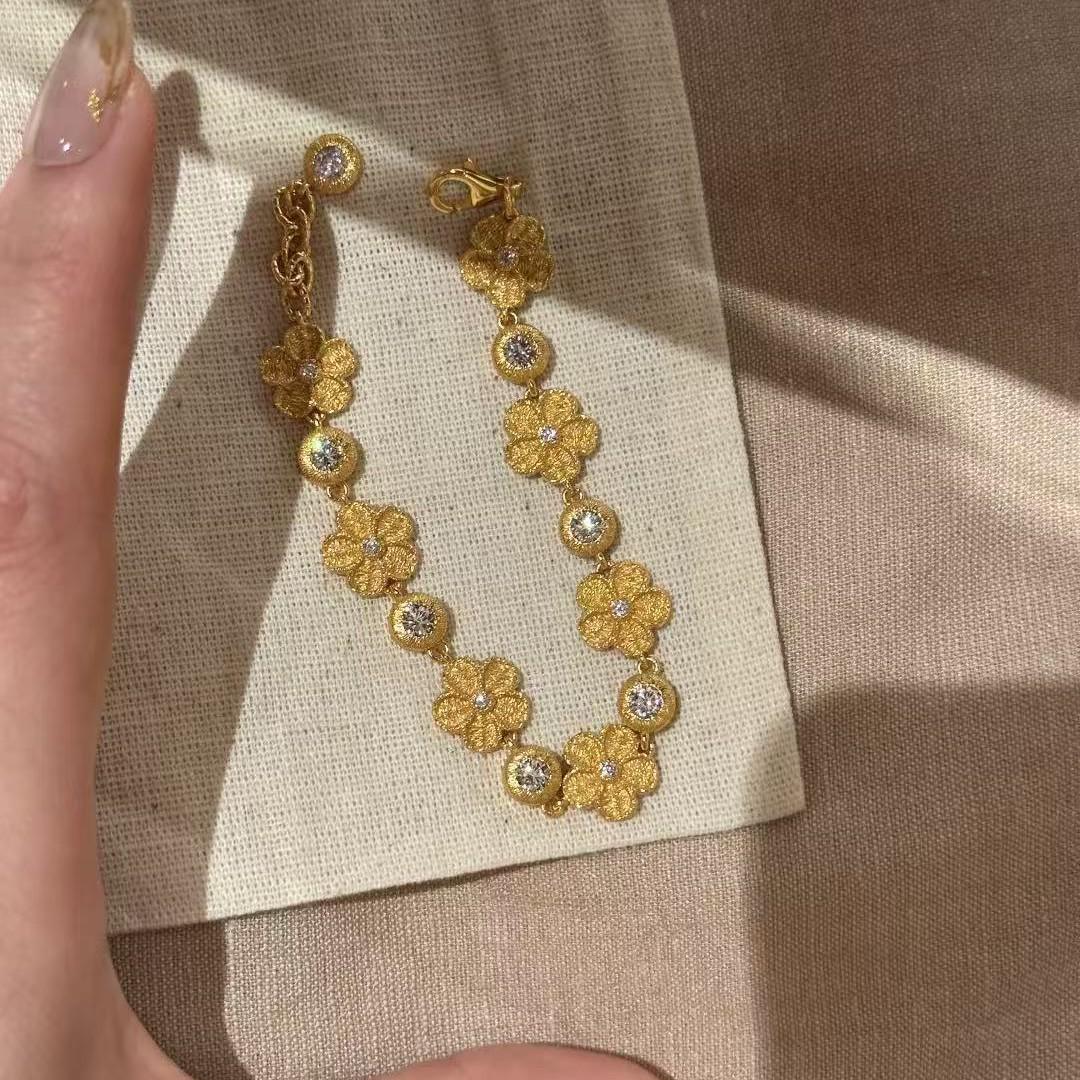 Бестселлер «Сяохуншу»: Вышитый золотой цветок, бриллиантовый браслет в древнем стиле, уникальный дизайн