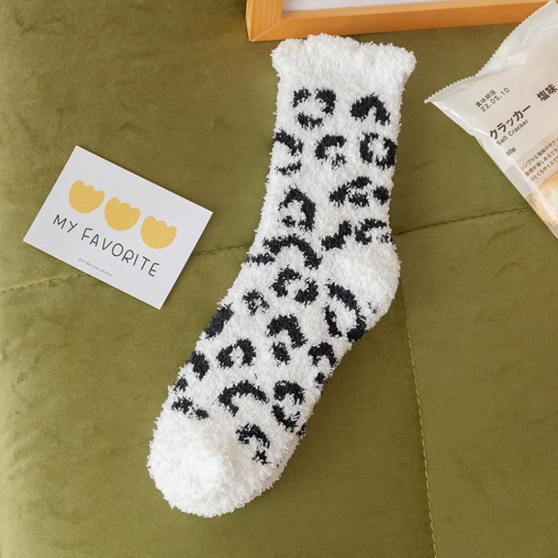 Leopard Print Coral Fleece Mid-calf Socks for Women To Keep Warm and Protect Against The Cold In Autumn and Winter, Bubble-mouth Socks