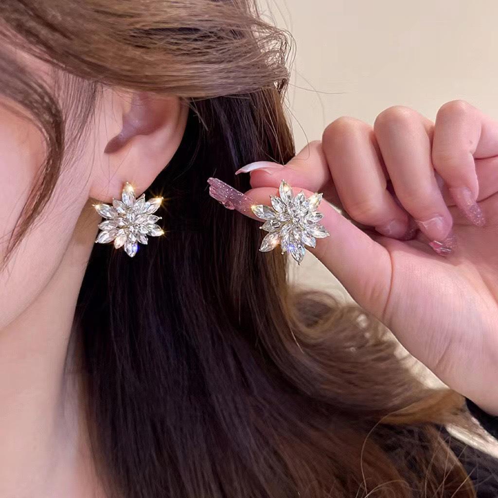 

Exquisite Snowflake Flower Sparkle Stud Earrings