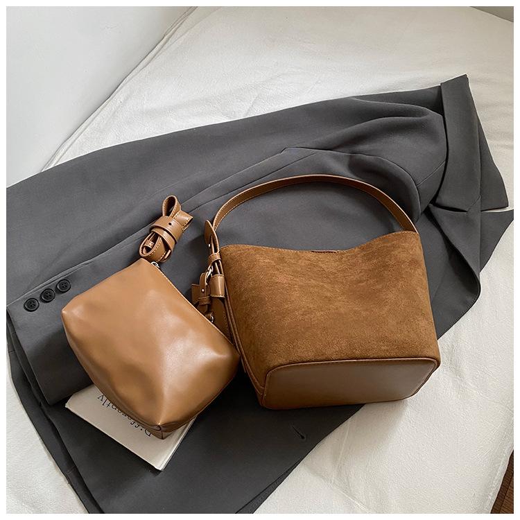 

Ретро матовая портативная сумка-ведро женская 2025 новая высококлассная нишевая сумка-мессенджер модная супер огненная сумка-мессенджер коричневый