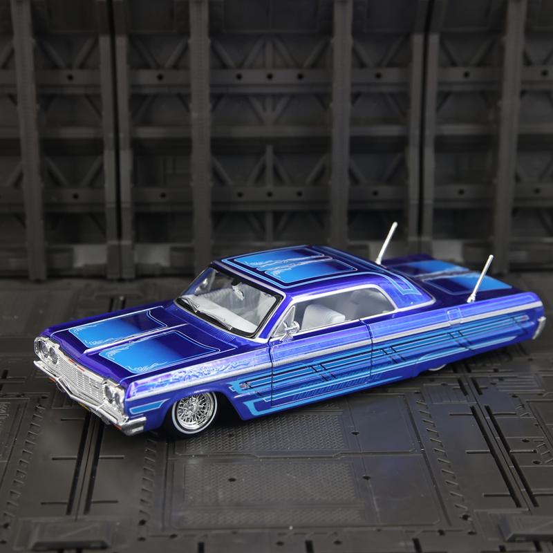 1:26 Simulated Chevrolet Impala SS 1964 alloy car model ornament with doors and hood that can be opened