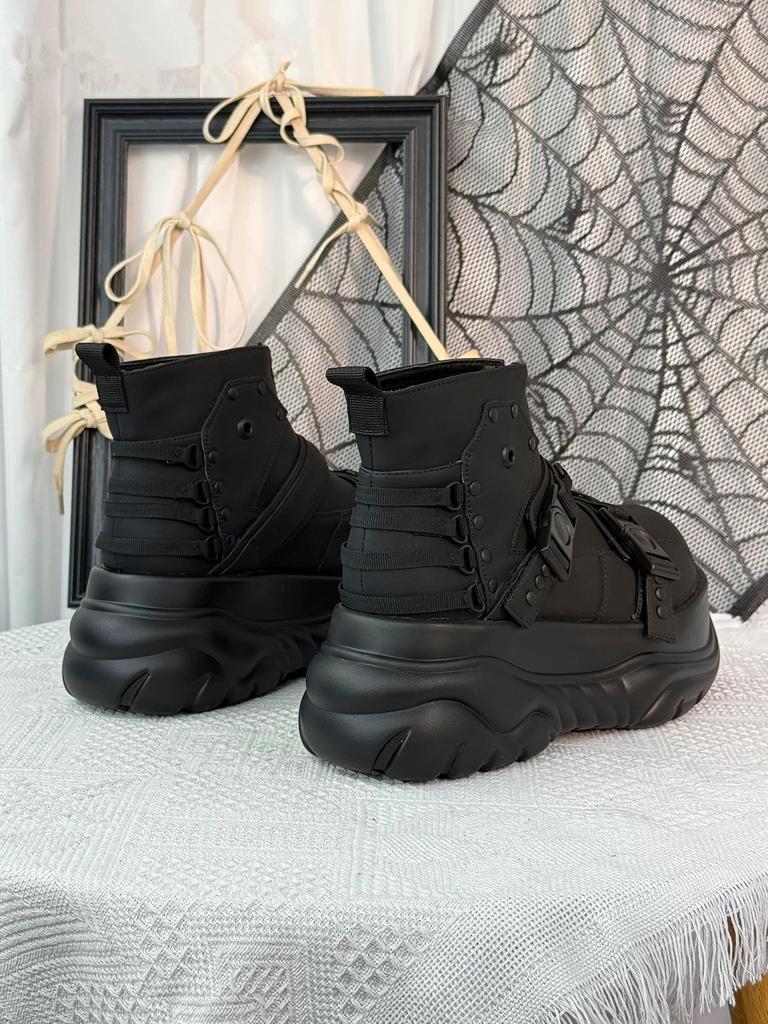 Damen Schwarze Plateau Stiefeletten Chunky Sohle Schnallriemen Reißverschluss Seite Gothic Punk Stil Bequeme Damen Sneaker