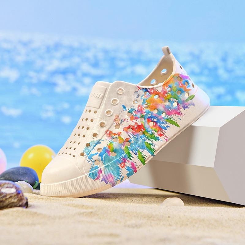 New children's hole shoes are light, breathable and quick-drying beach shoes, printed cartoon thick-soled waterproof hollow men's and women's sandals