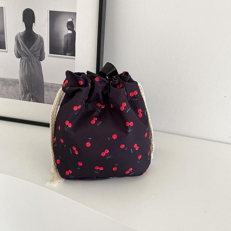 

Складная сумка-ведро на кулиске 2025 лето новая модная трендовая линия маленькая вишневая цепочка на одном плече через плечо женская сумка average size