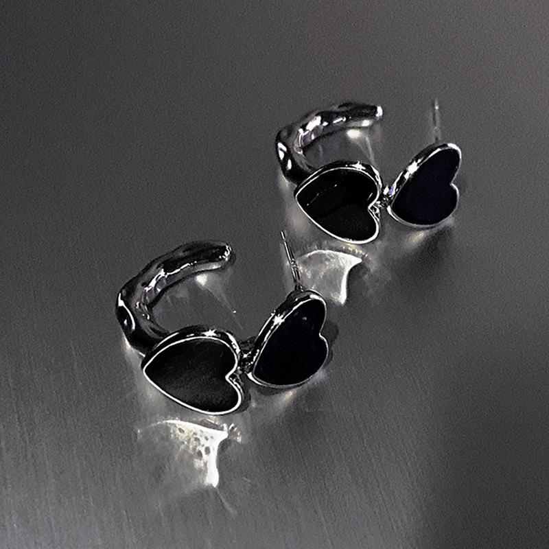 

Vintage Goth Black Enamel Heart Stud Earrings for Women Fashion Sweet Hollow Metal C-Shaped Earrings Party Zircon Aesthetic