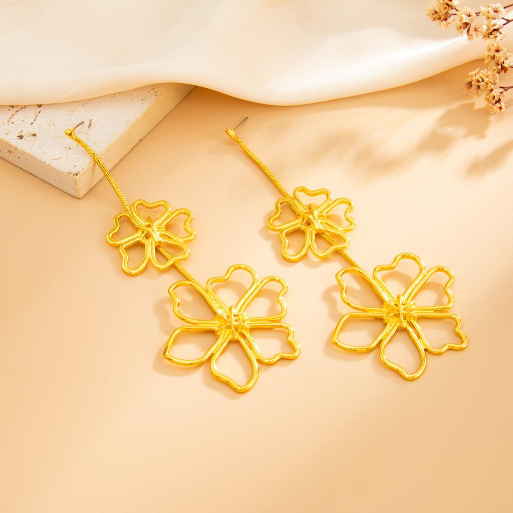 Exaggerated love flower long metal stud earring design sense Wrapped flower earrings earring design suitable for women's daily wear