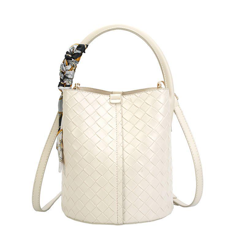 Ručně tkaná černobílá crossbody taška typu bucket 2025: Neformální kabelka s velkou kapacitou