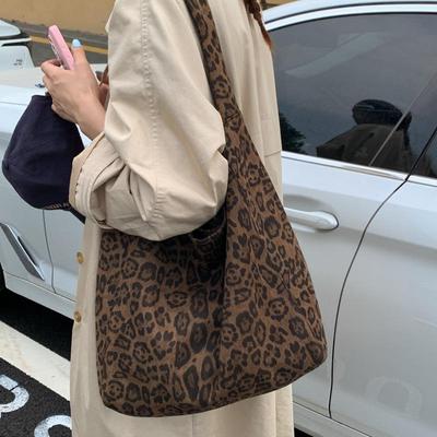 Korean Leopard Print Canvas Tote: Autumn/Winter Large-Capacity Shoulder Bag for Casual Commute and Travel.