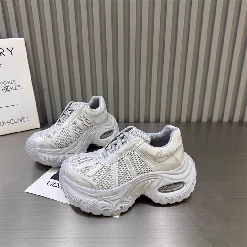 Damskor med tjock sula 2025 populära mångsidiga koreanska versionen små män höjdökning vardagsskor mesh andningsbara mångsidiga damskor