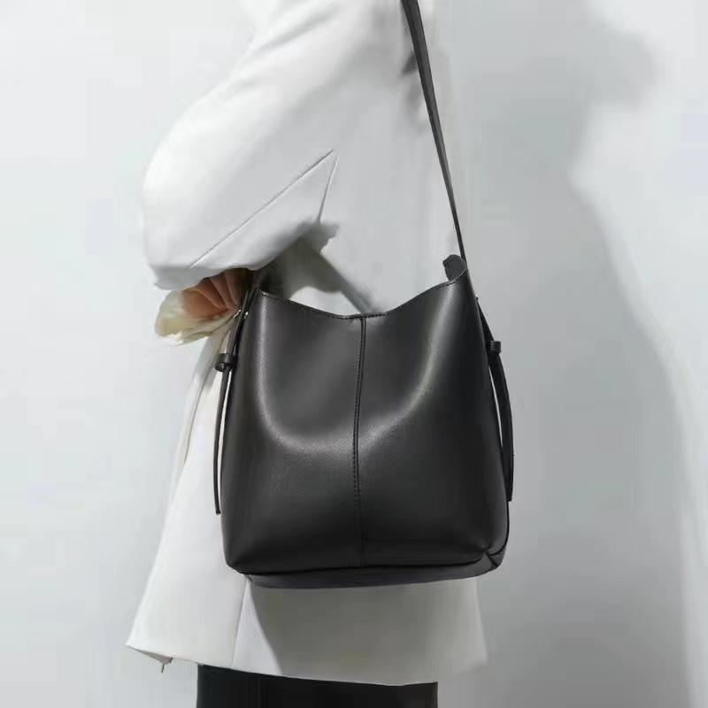 Luxurious Bucket Bag, Versatile Crossbody Bag for Women, Popular Internet Sensation, Large Capacity Casual Shoulder Bag with Bunny Accessory