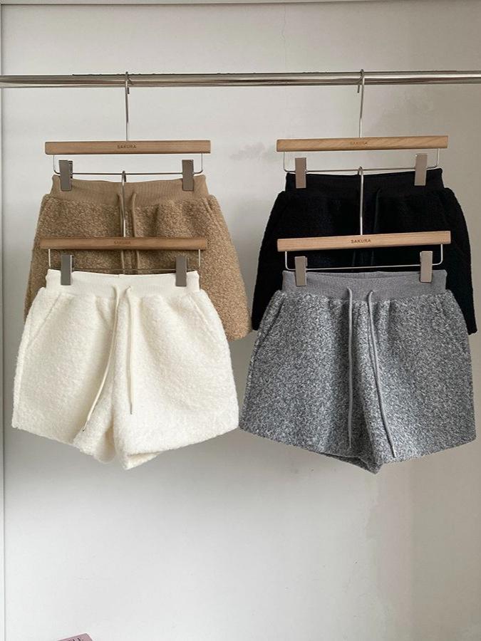 2025 Autumn/Winter Korean Style Women's Lambswool High-Waist Elastic Wide-Leg Slimming Shorts.