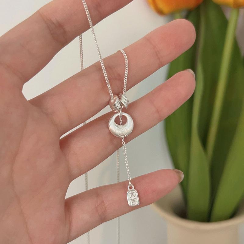 

Luxurious Fortune Tassel Necklace: Elegant Chinese-Style Pendant for New Year Sweater Chains