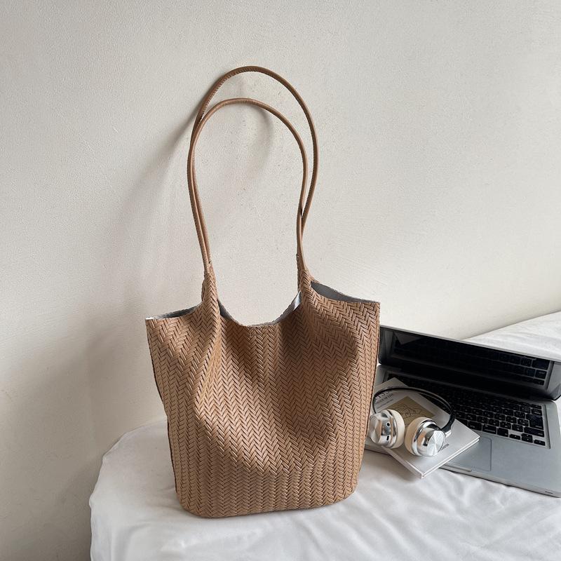 

Korean version of retro bag women s large capacity 2025 new autumn shoulder woven mother and child bag commuter tote bag