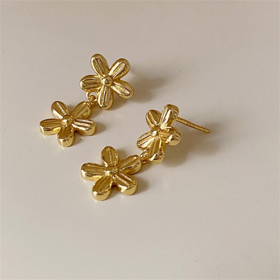 Korean version of exquisite flower stud earrings cold wind light luxury high-end earrings niche design fashion simple earrings tide
