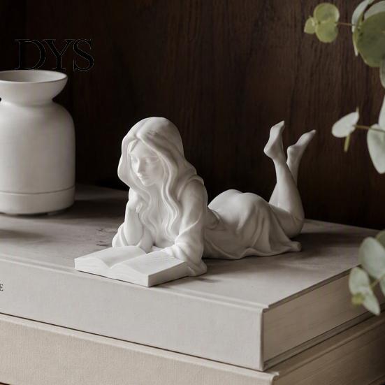 Elegante Wohnkultur Akzente Lesendes Mädchen Figur, 3D Gedruckt Auf Dem Bauch Liegend Künstlerische Schreibtischdekoration Skulptur, Frauenstatue für Büro