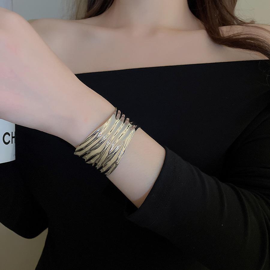 European-American Geometric Metallic Open Bangle: Simple, Versatile, Niche Design Bracelet