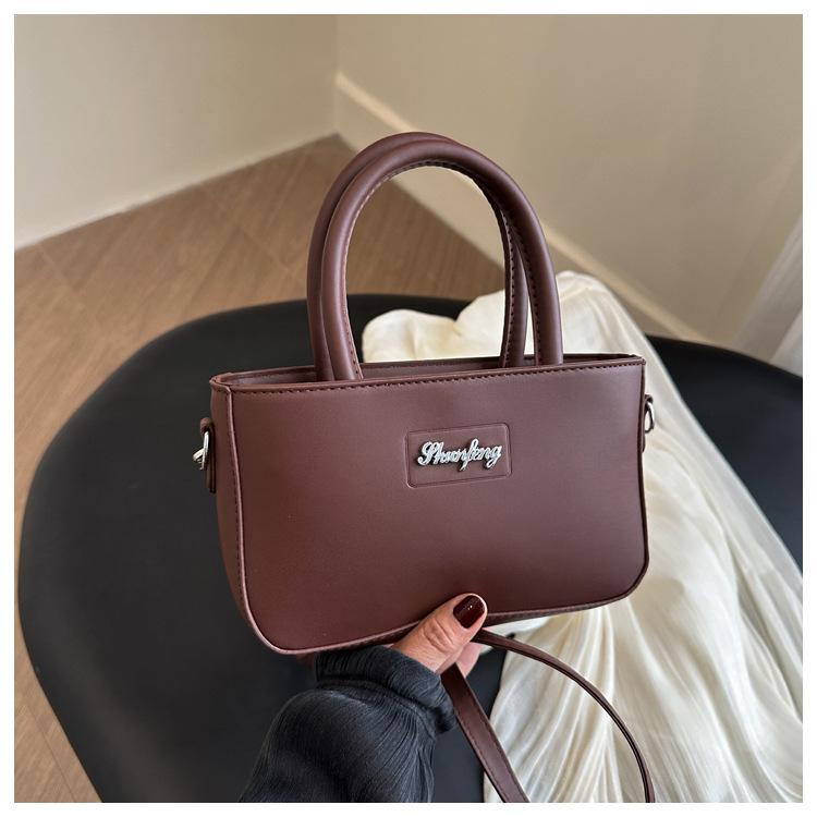 

Super fire small bag women s spring versatile 2025 new retro shoulder messenger bag women s popular portable small square bag темно-коричневого кольору