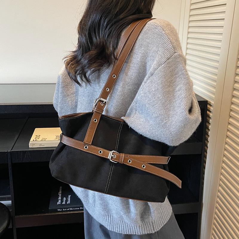 Large-capacity bags women's autumn and winter versatile 2025 new simple shoulder bags are popular this year, textured commuter tote bags