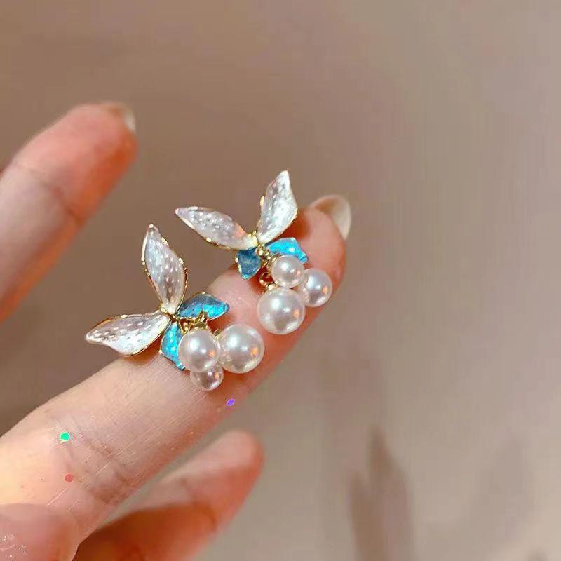Fashion and elegance, atmospheric bow pearl earrings, women's design sense, versatile, exquisite stud earrings, sweet temperament, ear jewelry