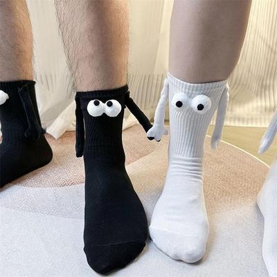 1 paire de chaussettes de Couple Ins mode drôle créatif Attraction magnétique mains noir blanc dessin animé yeux Couples chaussettes main dans la main
