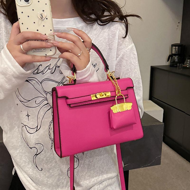 Simple Solid Color Women's Shoulder Bag, New Messenger Bag with Pendant, Women's High-end Handbag.