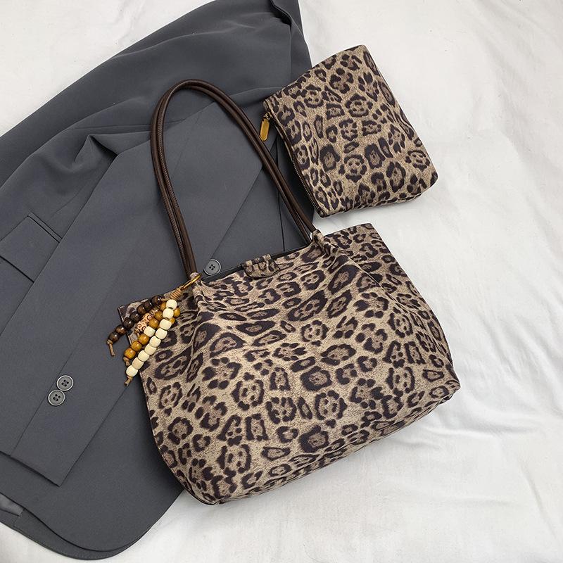Lässige Handtasche mit großem Fassungsvermögen für Damen, Herbst 2025 neu, Tongle-Schultertasche, beliebtes Leopardenmuster, tragbare Tote-Bag, Schultertasche