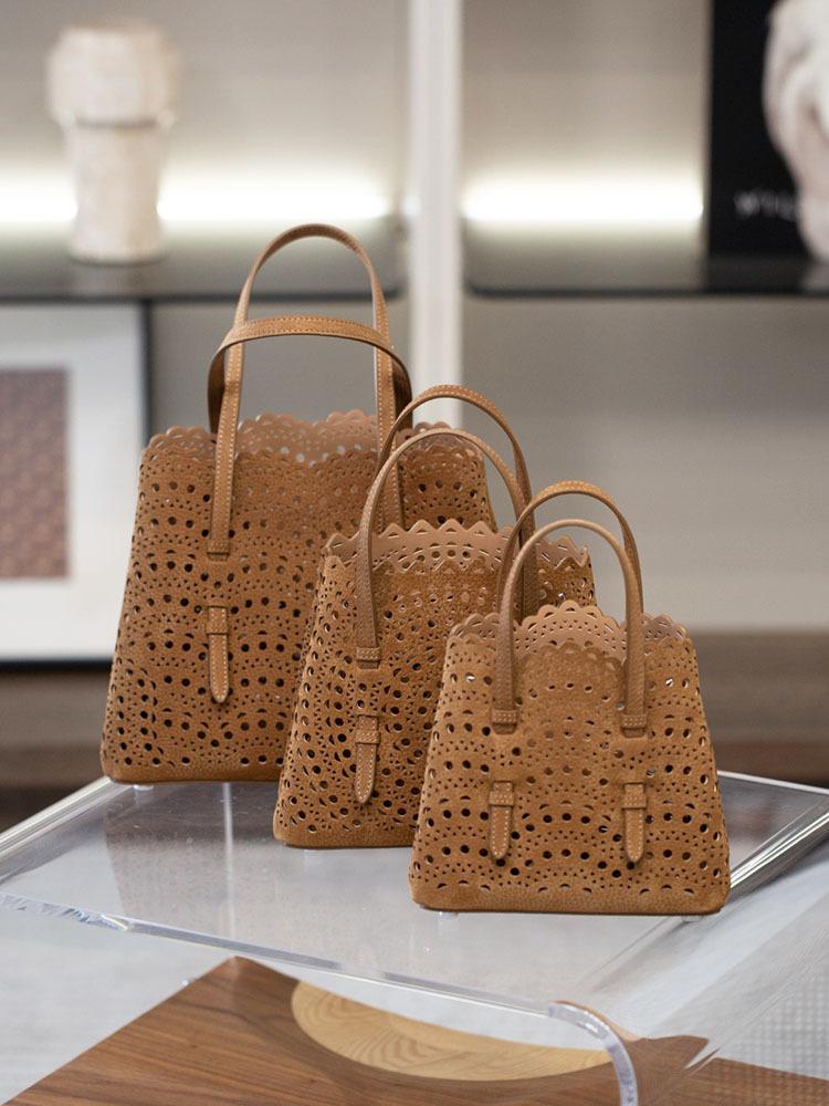 

Серия «Маленькая толпа» Полый овощной узор Верхний слой коровьей кожи Ручная одинарная кожаная декоративная сумка Женская сумка-тоут 25x12x20cm Gift box верблюд