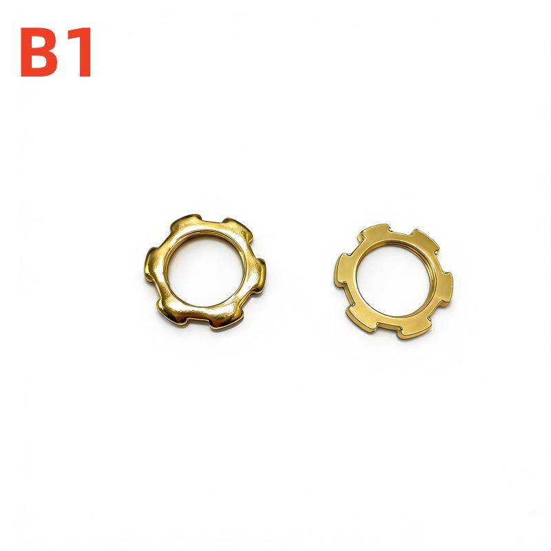 

Ретро пряжка из латунного сплава: Круглое металлическое кольцо с винтом, ручкой-язычком и декоративным замком.