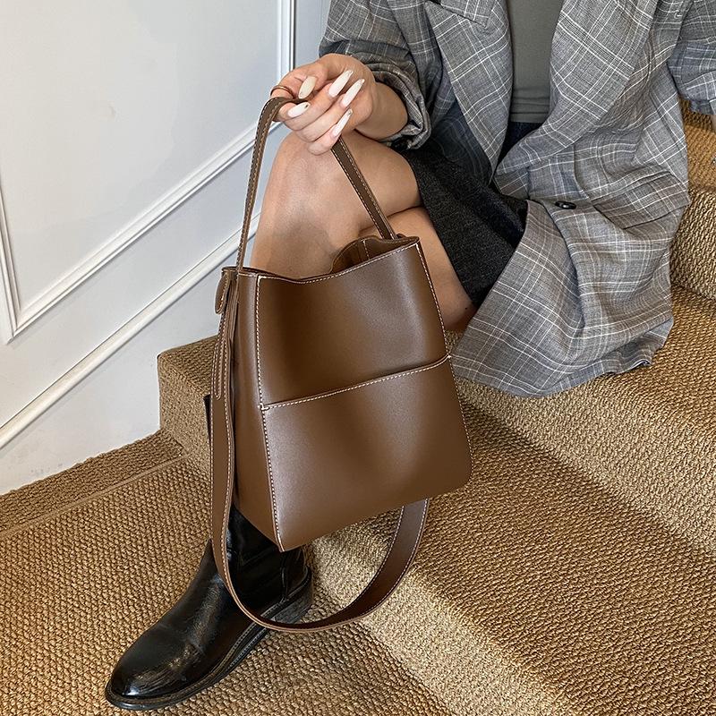 2025 Autumn Women's Retro Large-Capacity Bucket Bag: Versatile Crossbody and Shoulder Bag