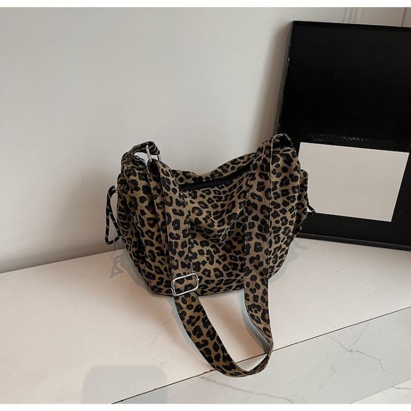 A Large-capacity, High-end, Niche Crossbody Bag and A Tote Bag for Commuting To Work