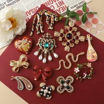 Vintage Palota Stílusú Zománc Kristály Kereszt Medál Bross Jelvények Nőknek Férfiaknak Retro Közép Design Ruházat Kabát Tű Kiegészítők