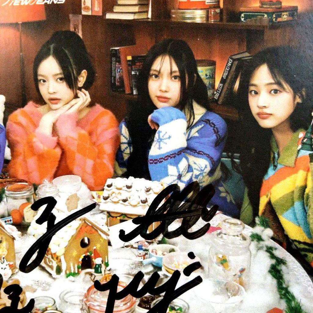 [USED] On sale...New Jeans autographed official card photo...