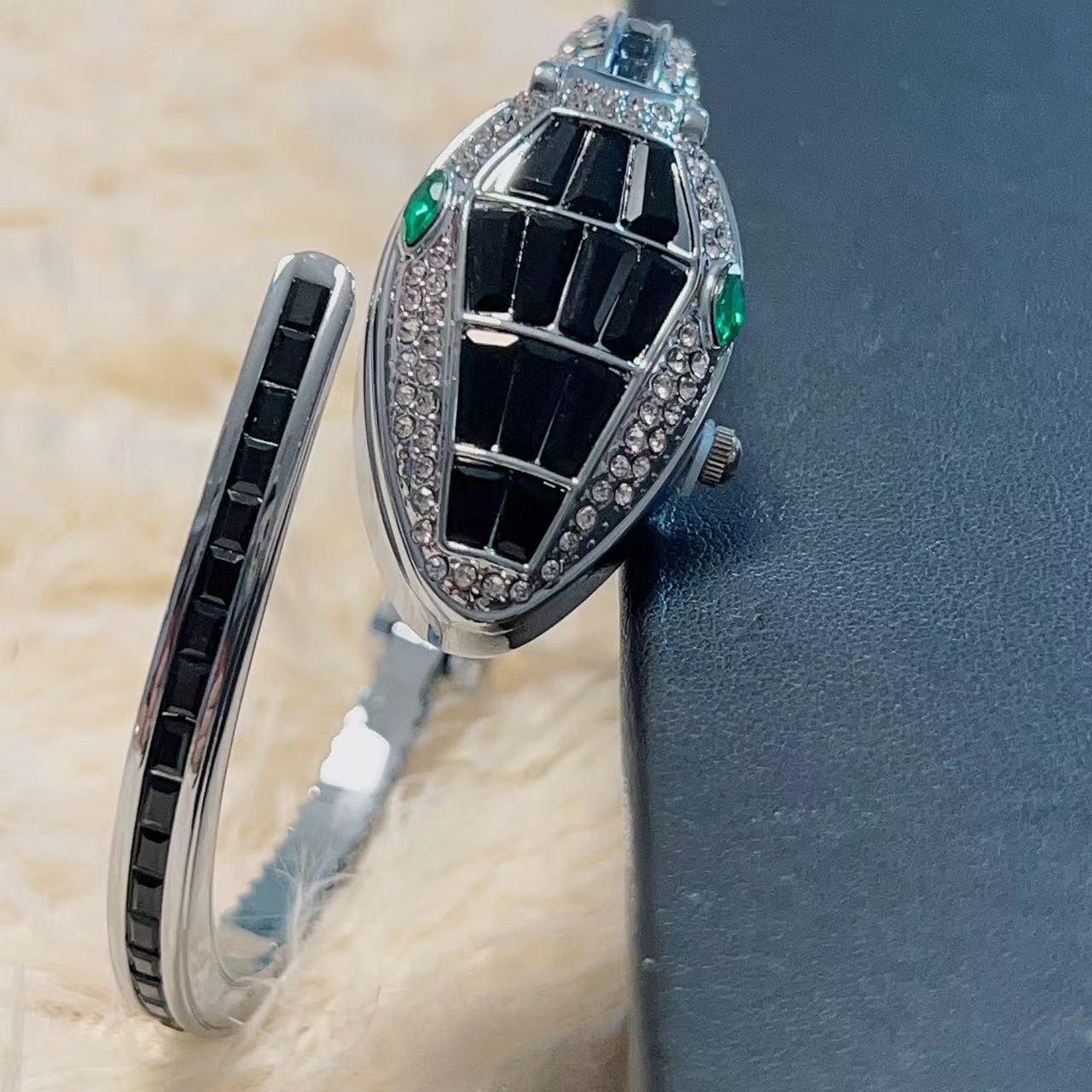 

Кварцевые часы с бриллиантовым браслетом Snake 2023 года — хит продаж, дизайн в форме змеи серебряный/чёрный