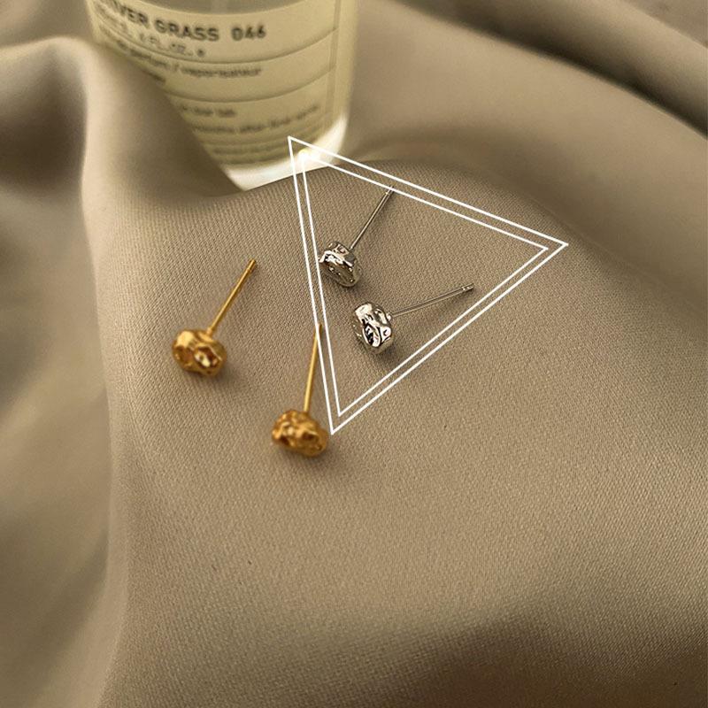 

Серьги-пусеты с неровной текстурой мятой фольги, темпераментные и универсальные женские серьги, креативный дизайн, нишевые серьги