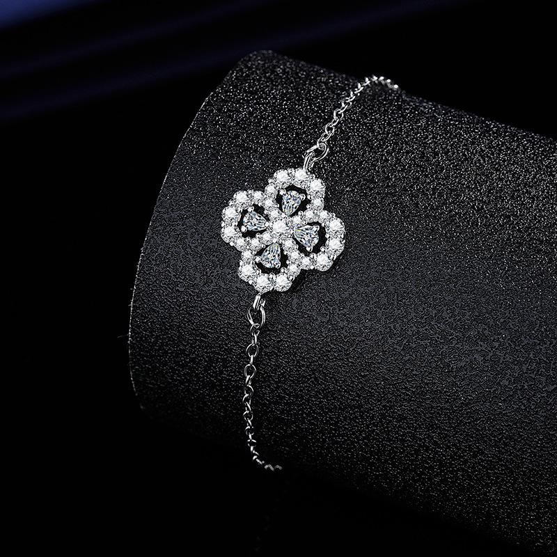 Korean-Style Four-Leaf Clover Diamond Bracelet: Elegant, Trendy, and Personalized Women's Jewelry