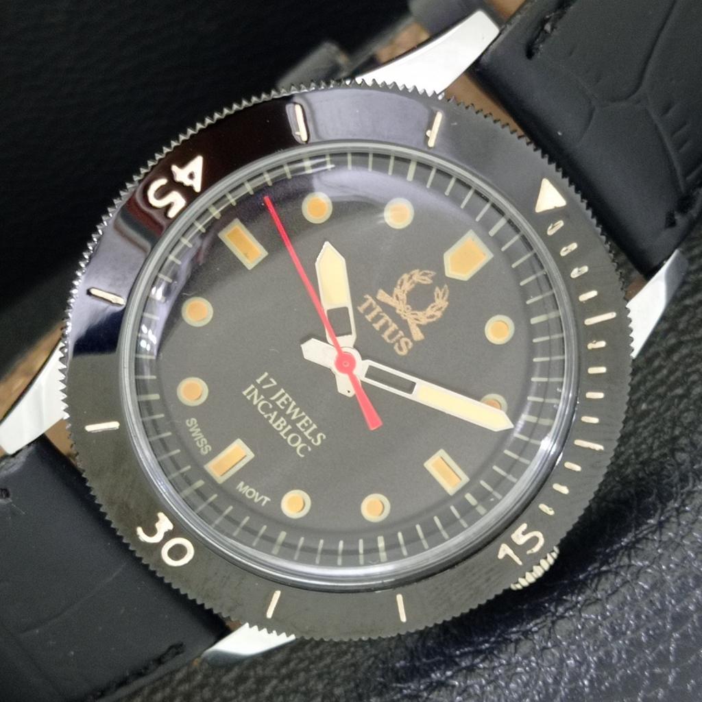 

ШВЕЙЦАРСКИЕ ВИНТАЖНЫЕ ЧАСЫ TITUS С РУЧНЫМ ЗАВОДОМ, ВРАЩАЮЩИМСЯ БЕЗЕЛЕМ, ЧЕРНЫМ ЦИФЕРБЛАТОМ a700245-5 R202-a700245