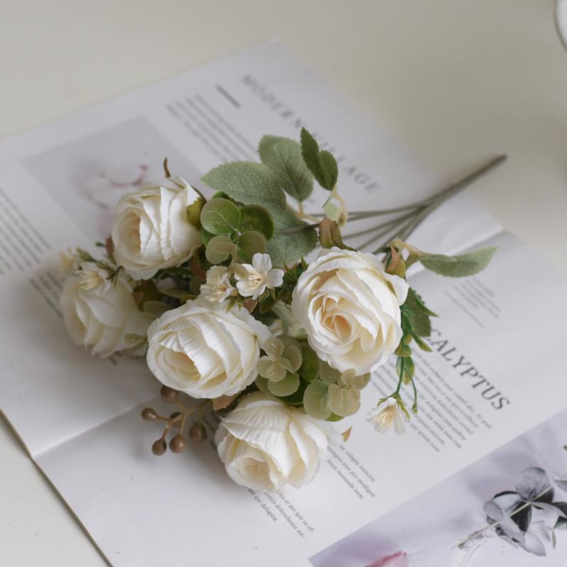 Bouquet Principessa Rosa a 5 Teste Europeo: Centrotavola Floreale Annodato a Mano e Decorazione Floreale Moderna a Parete.