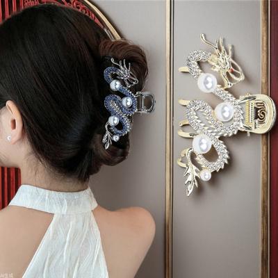 Pinza metálica con borla para el cabello