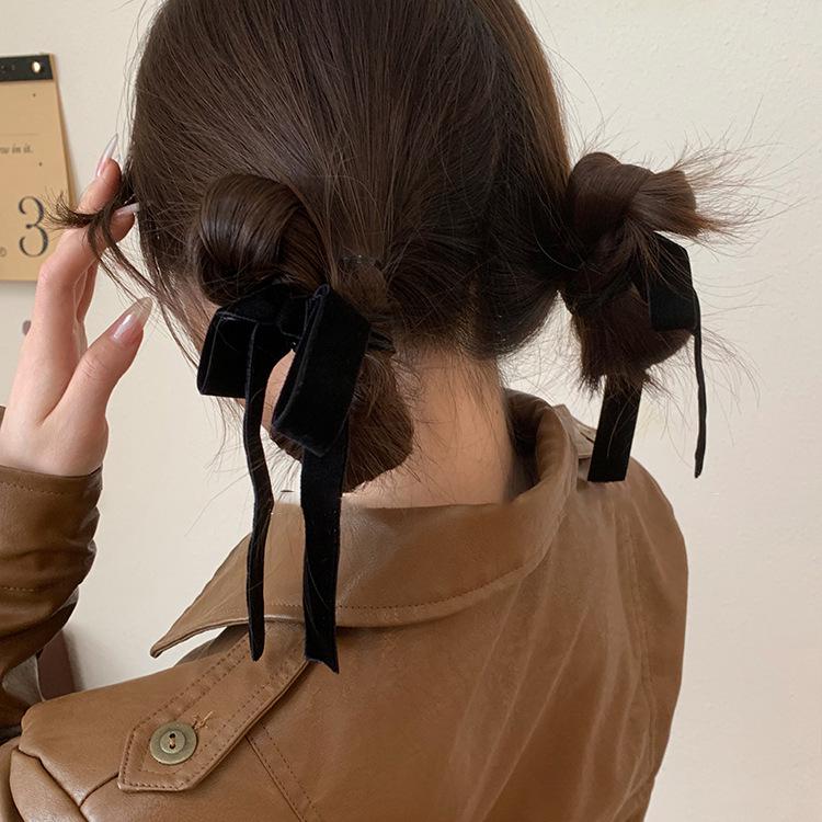 Jennie sametová mašlička do vlasů: Baletní styl doplňku pro copánky