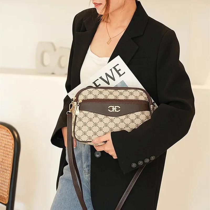 Malá messenger kabelka Nová velkokapacitní dámská diagonální crossbody značková taška pro maminky Středního věku Čtyřvrstvá taška na mobilní telefon