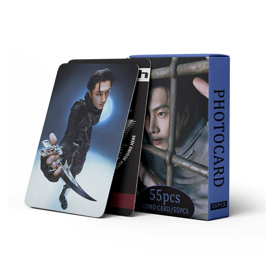 Ensemble de 55 Cartes de Collection Style Photocard Représentant Divers Personnages en Pose Imprimées sur Carton Brillant à Collectionner et à Exposer