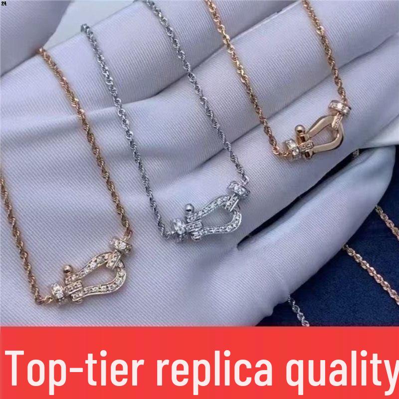 Collier avec Boucle Fer à Cheval Plaqué Or 18 carats avec Demi-Diamant et Corde en Chanvre - Disponible en Taille S/L