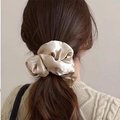 Luxuriöses Satin-Haargummi - 2024 Knitter-Stil Pferdeschwanzhalter mit Blumenakzent für Damen