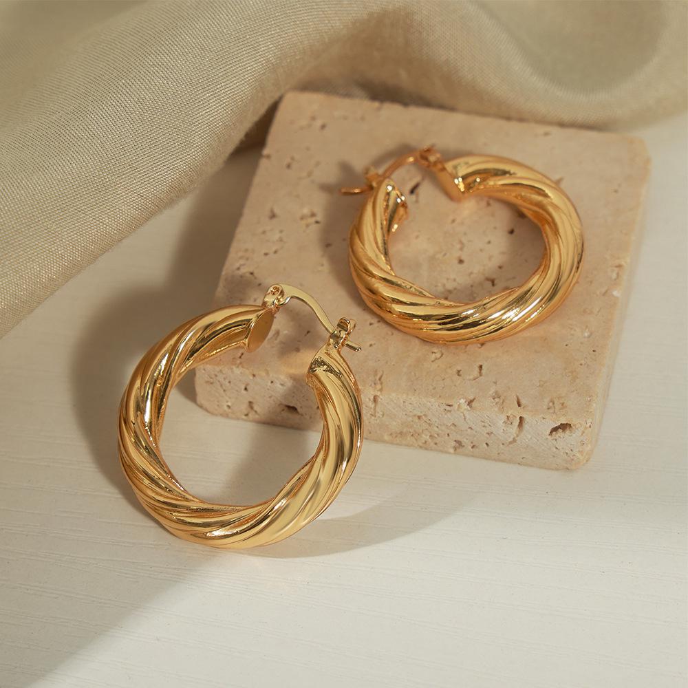 European Retro Style 18k Gold-Plated Copper Twisted O-Shaped Ear Cuff Earrings