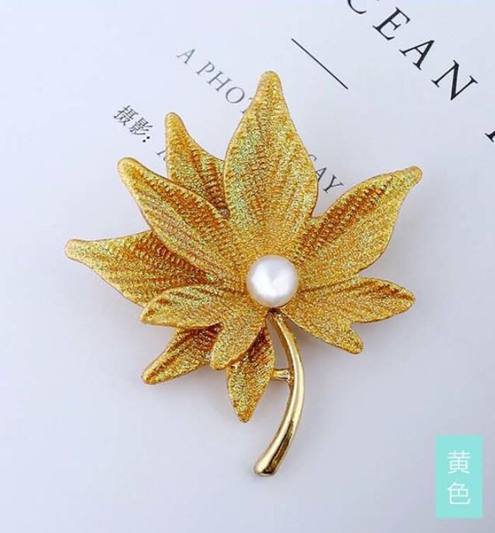 Fashion Colorful Crystal Maple Leaf Brooches Pin with Fake Pearl Women Badges Lapel Pin Suit Clothes Decor