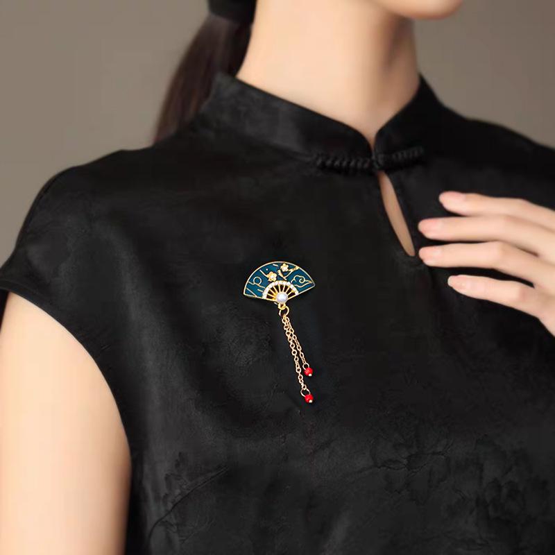 Chinesische Quastenbrosche mit Pipa, Ruyi, Fächer, Pfau, Wolken und Perle für Hanfu/Cheongsam
