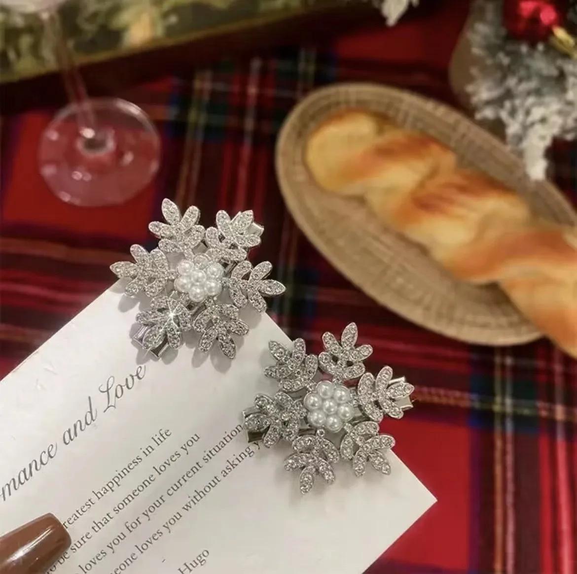 

Новые 2 шт. Серебристые заколки для волос в виде снежинок Женские Девушки Милые заколки для челки Боковые заколки Блестящие заколки с блестящими краями Рождественский головной убор